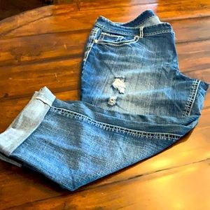 Maurices blue jeans cropped size 22